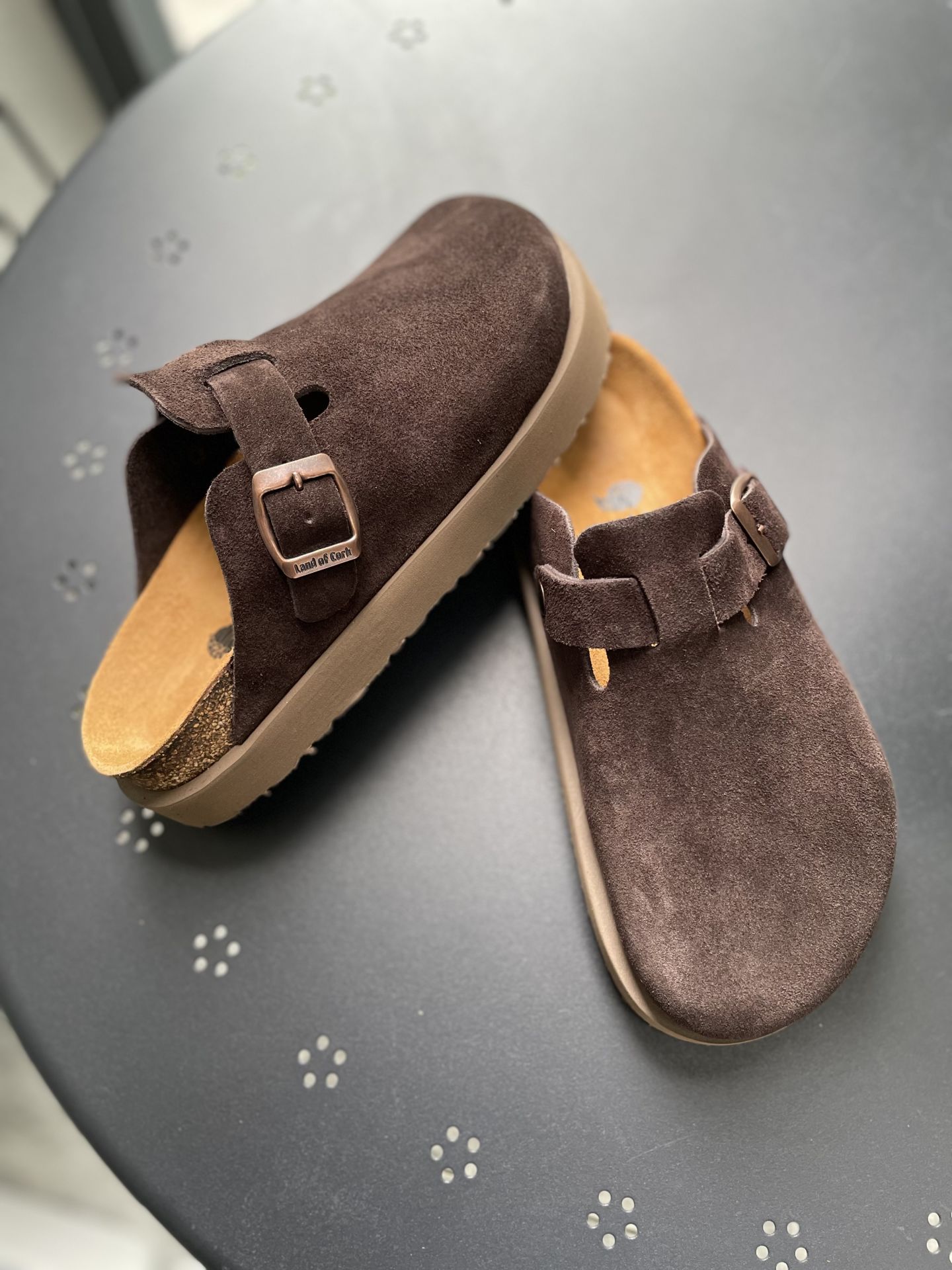 Land of Cork Anatomik Doğal Mantar Taban Büyük Toka Hakiki Süet Deri Terlik