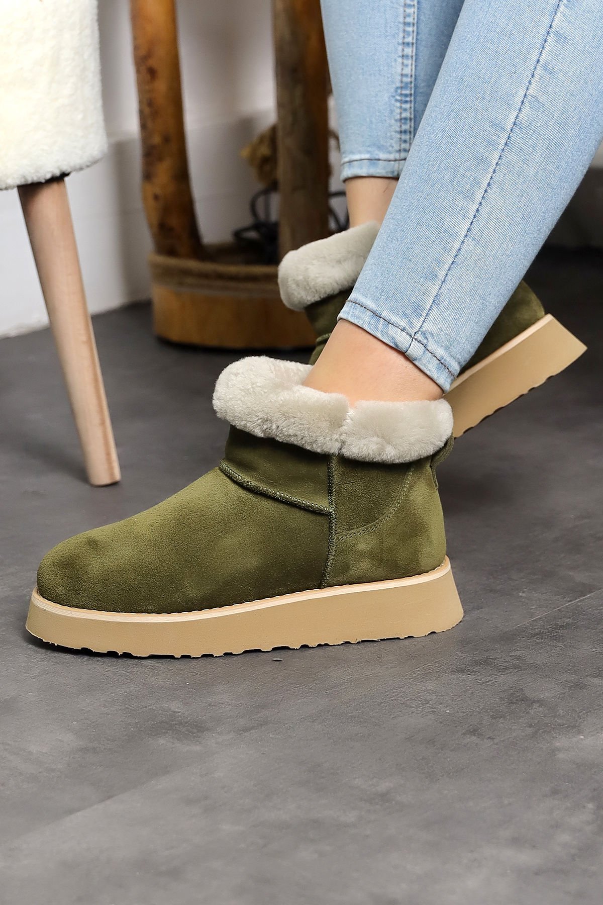 Land of Cork Hakiki Süet Deri Gerçek Kürklü Kısa Mini Kadın Bot – Sıcak Tutan Kışlık Konforlu Bot