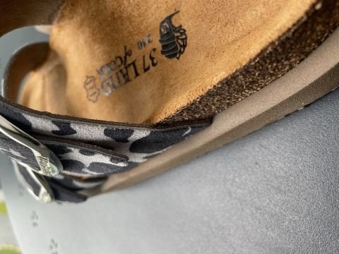 Land of Cork Platform Taban Cow Animal Desenli Ortopedik Terlik – El Yapımı, Mantar Taban, Big Buckle Kadın Günlük Terlik