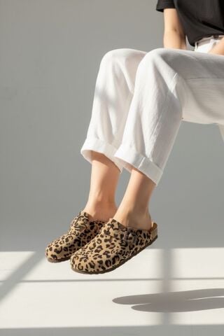 Land of Cork Anatomik Ark Destekli Doğal Mantar Taban Hakiki Süet Deri Leopar Desen Terlik