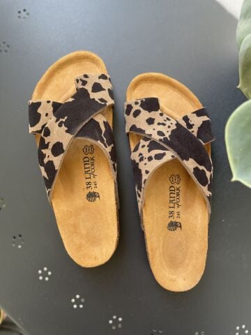 Land of Cork Parmak Arası Animal Cow Print Süet Deri Kadın Terlik – Anatomik Doğal Mantar Taban(Kopya)