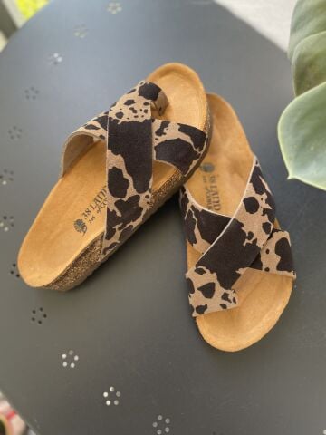 Land of Cork Parmak Arası Animal Cow Print Süet Deri Kadın Terlik – Anatomik Doğal Mantar Taban(Kopya)