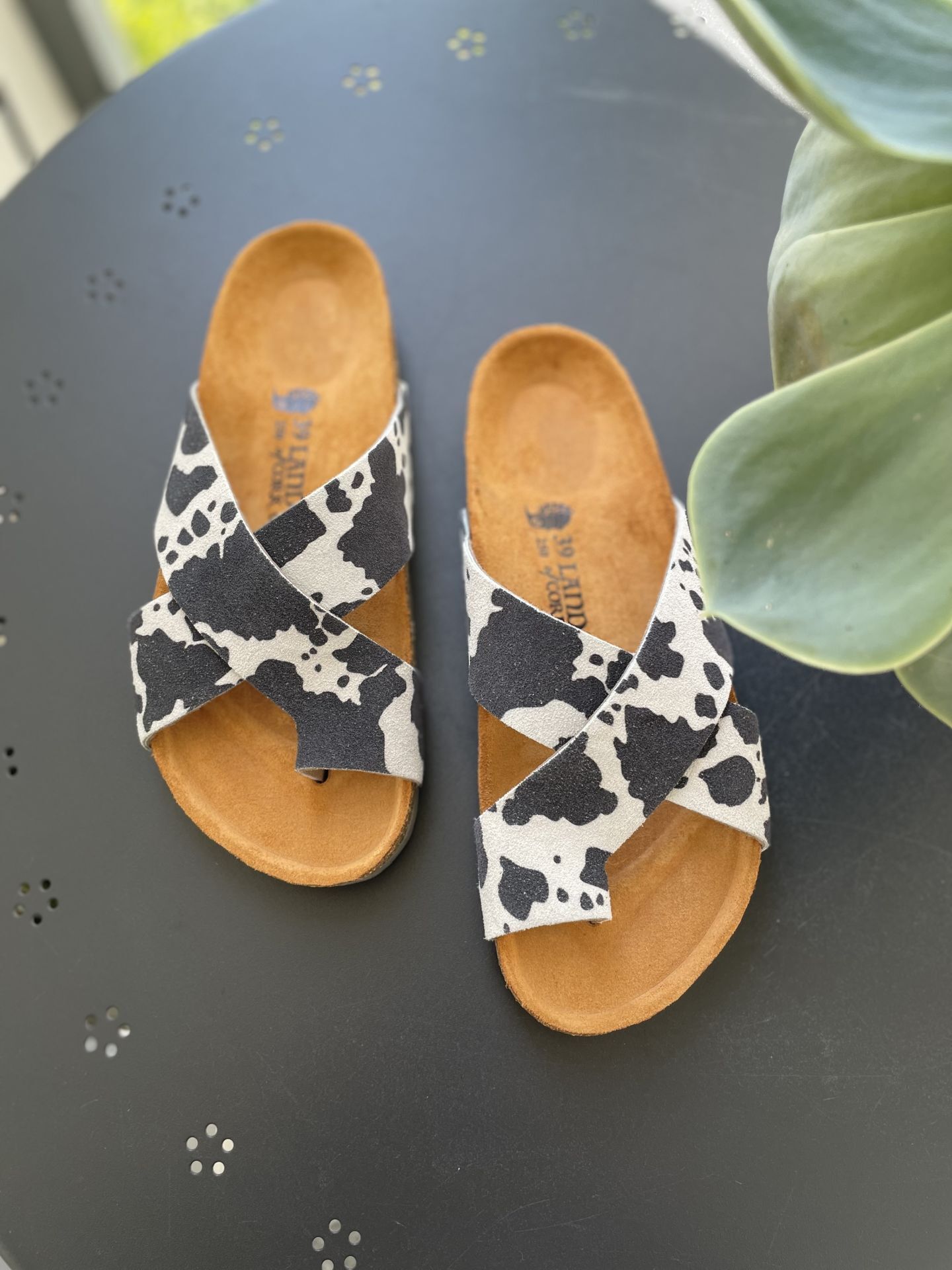 Land of Cork Parmak Arası Animal Cow Print Süet Deri Kadın Terlik – Anatomik Doğal Mantar Taban