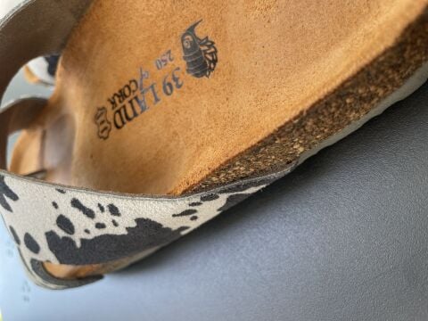 Land of Cork Parmak Arası Animal Cow Print Süet Deri Kadın Terlik – Anatomik Doğal Mantar Taban