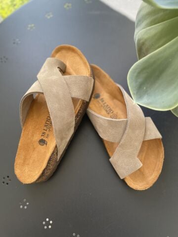 Land of Cork Parmak Arası Süet Deri Kadın Terlik – Anatomik Doğal Mantar Taban