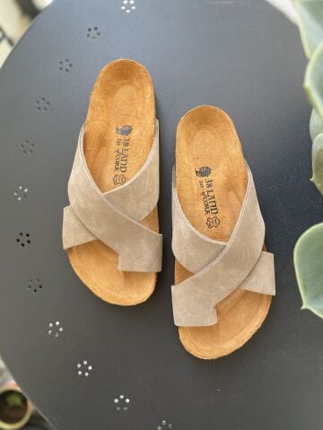 Land of Cork Parmak Arası Süet Deri Kadın Terlik – Anatomik Doğal Mantar Taban