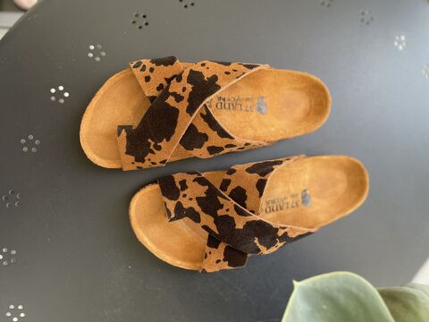 Land of Cork Parmak Arası Animal Cow Print Süet Deri Kadın Terlik – Anatomik Doğal Mantar Taban