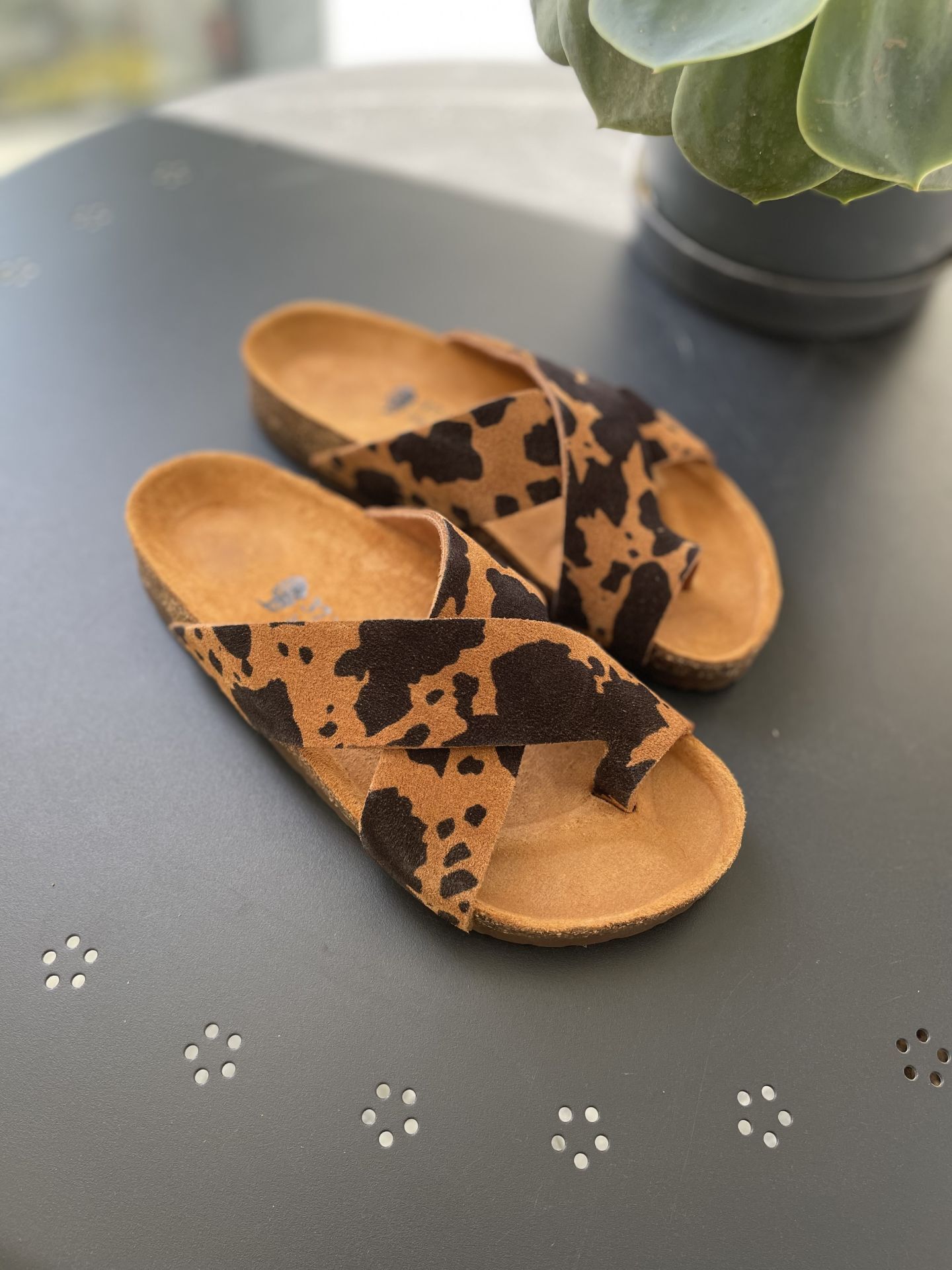 Land of Cork Parmak Arası Animal Cow Print Süet Deri Kadın Terlik – Anatomik Doğal Mantar Taban