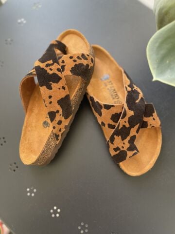 Land of Cork Parmak Arası Animal Cow Print Süet Deri Kadın Terlik – Anatomik Doğal Mantar Taban