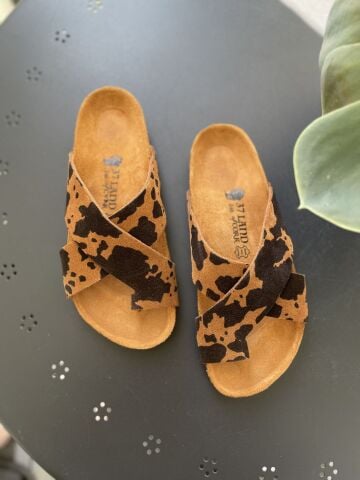 Land of Cork Parmak Arası Animal Cow Print Süet Deri Kadın Terlik – Anatomik Doğal Mantar Taban