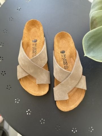 Land of Cork Parmak Arası Süet Deri Kadın Terlik – Anatomik Doğal Mantar Taban