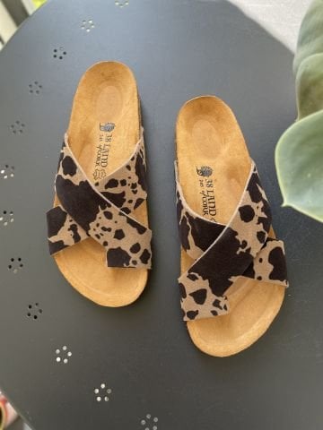 Land of Cork Parmak Arası Animal Cow Print Süet Deri Kadın Terlik – Anatomik Doğal Mantar Taban