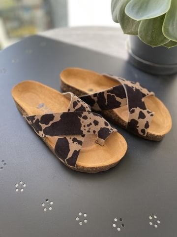 Land of Cork Parmak Arası Animal Cow Print Süet Deri Kadın Terlik – Anatomik Doğal Mantar Taban