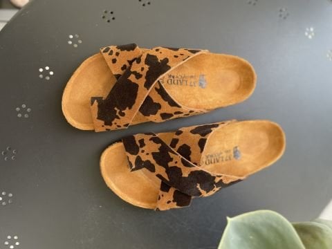 Land of Cork Parmak Arası Animal Cow Print Süet Deri Kadın Terlik – Anatomik Doğal Mantar Taban