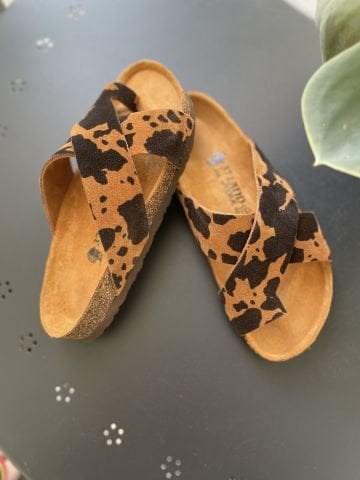 Land of Cork Parmak Arası Animal Cow Print Süet Deri Kadın Terlik – Anatomik Doğal Mantar Taban