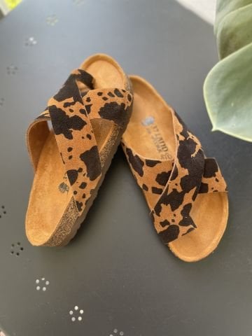 Land of Cork Parmak Arası Animal Cow Print Süet Deri Kadın Terlik – Anatomik Doğal Mantar Taban