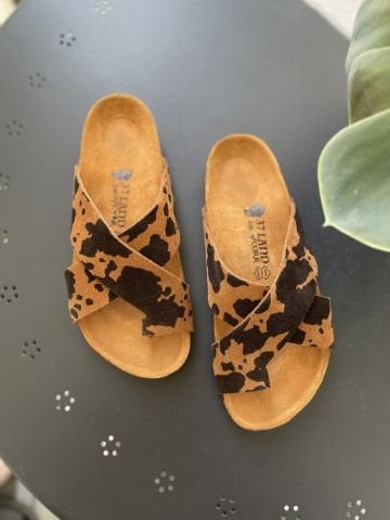 Land of Cork Parmak Arası Animal Cow Print Süet Deri Kadın Terlik – Anatomik Doğal Mantar Taban