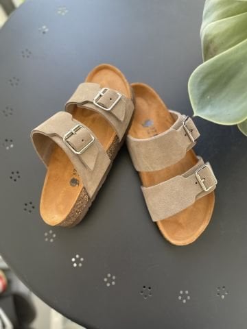 Land of Cork Unisex Ayarlanabilir Tokalı Süet Deri Terlik – Doğal Mantar Taban