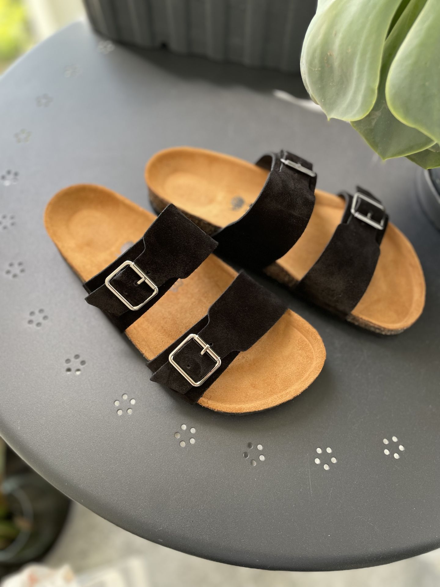 Land of Cork Unisex Ayarlanabilir Tokalı Süet Deri Terlik – Doğal Mantar Taban