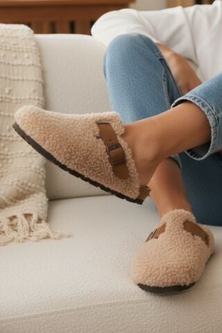 Land of Cork Doğal Mantar Tabanlı Kuzu Kürklü Terlik – Anatomik Ark Destekli Hakiki Süet Deri Unisex Ev ve Günlük Terlik