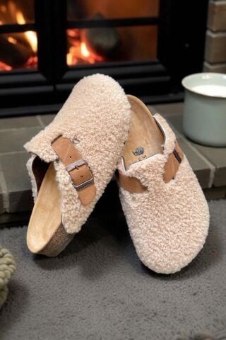 Land of Cork Doğal Mantar Tabanlı Kuzu Kürklü Terlik – Anatomik Ark Destekli Hakiki Süet Deri Unisex Ev ve Günlük Terlik