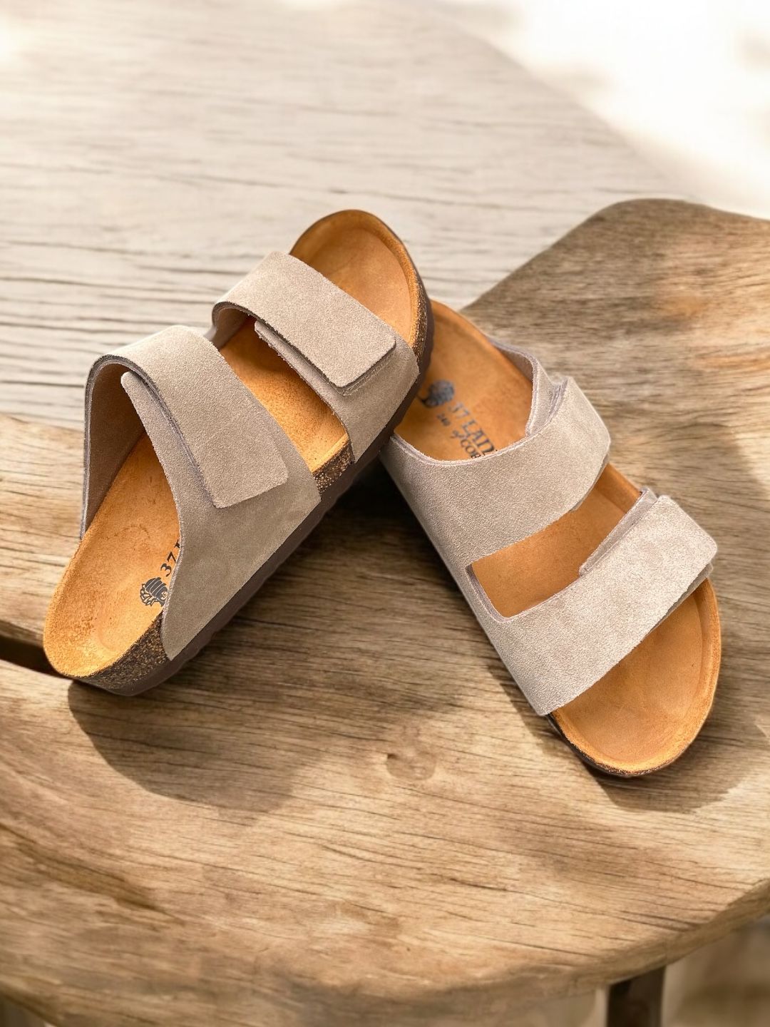 Land of Cork Unisex Hakiki Süet Deri, Doğal Mantar Taban, Ark Destekli, Cırtlı Ayarlanabilir Sandalet