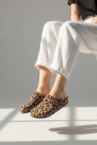 Land of Cork Anatomik Ark Destekli Doğal Mantar Taban Hakiki Süet Deri Leopar Desen Terlik