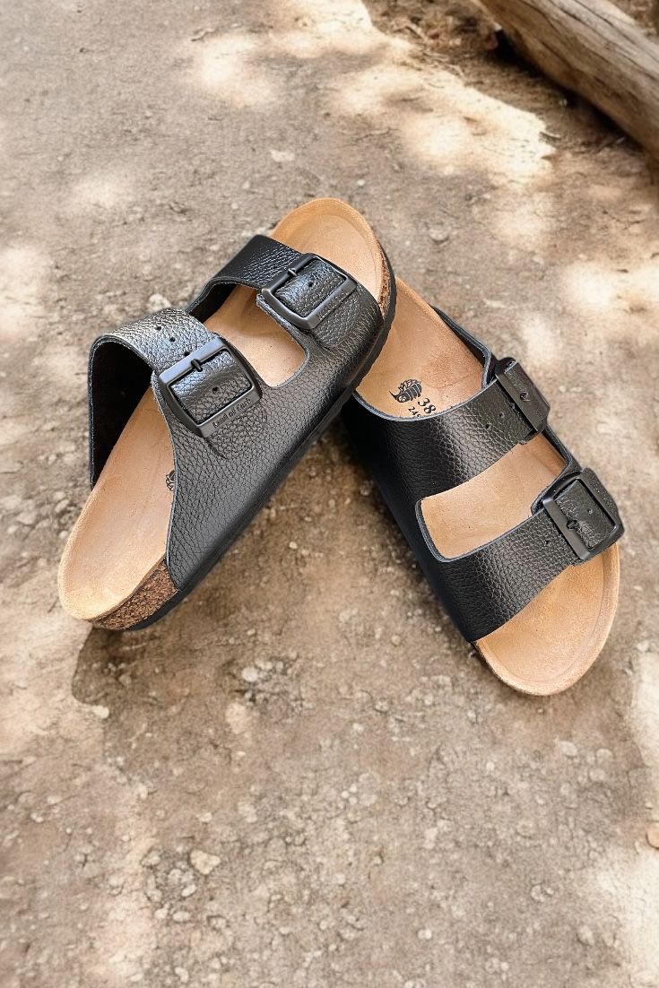 Land of Cork Siyah Hakiki Deri Çift Toka Terlik – Doğal Mantar Taban, Anatomik Unisex