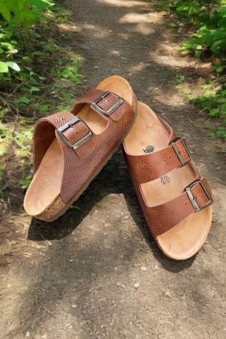 Land of Cork Kahve Hakiki Deri Çift Toka Terlik – Doğal Mantar Taban, Anatomik Unisex